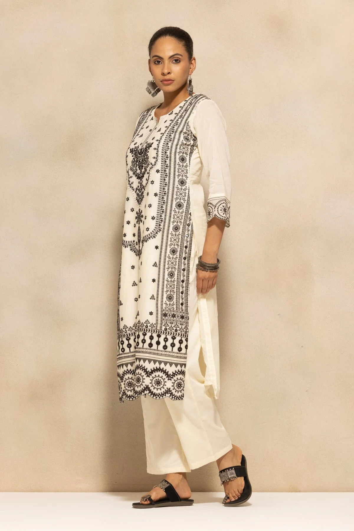 Cream Embroidered Kurta 3 Pcs Set - Image 2