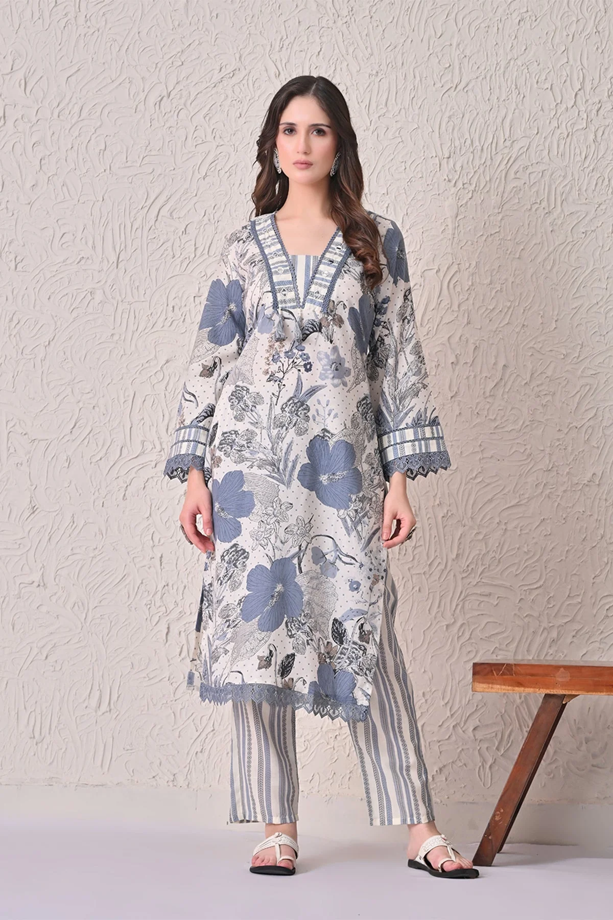 Cream Floral Printed Kurta 3 Pcs Set - Image 2