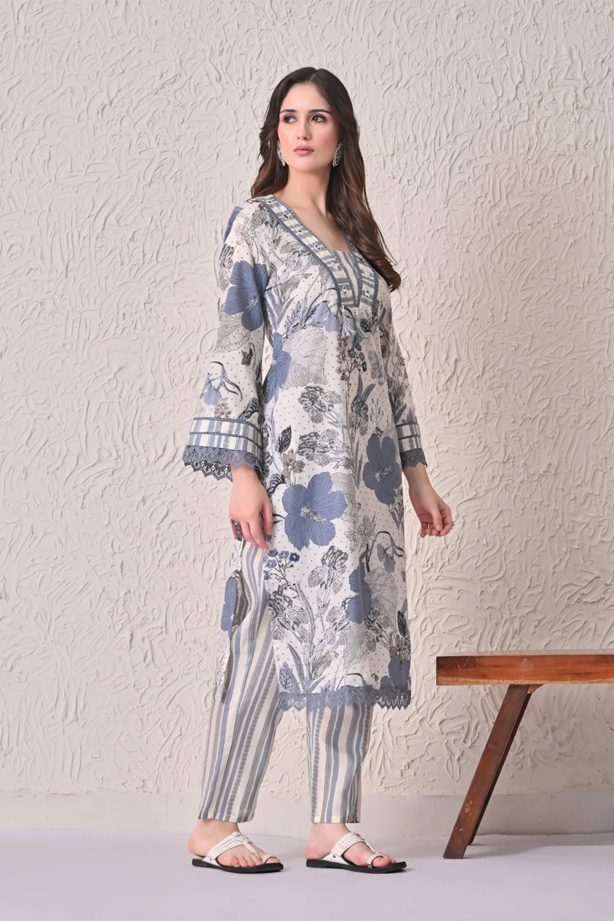 Cream Floral Printed Kurta 3 Pcs Set - Image 3