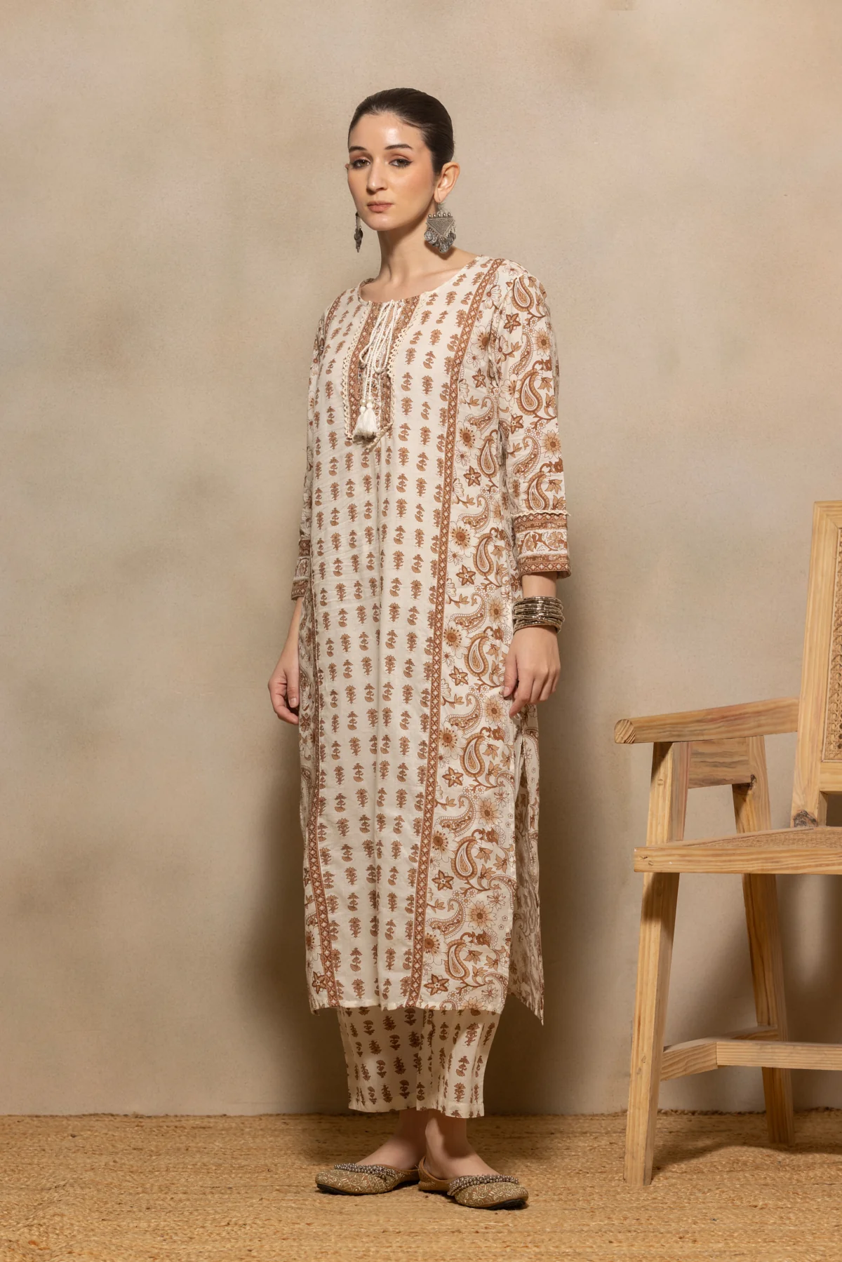 Cream Paisley Printed Kurta 3 Pcs Set - Image 2