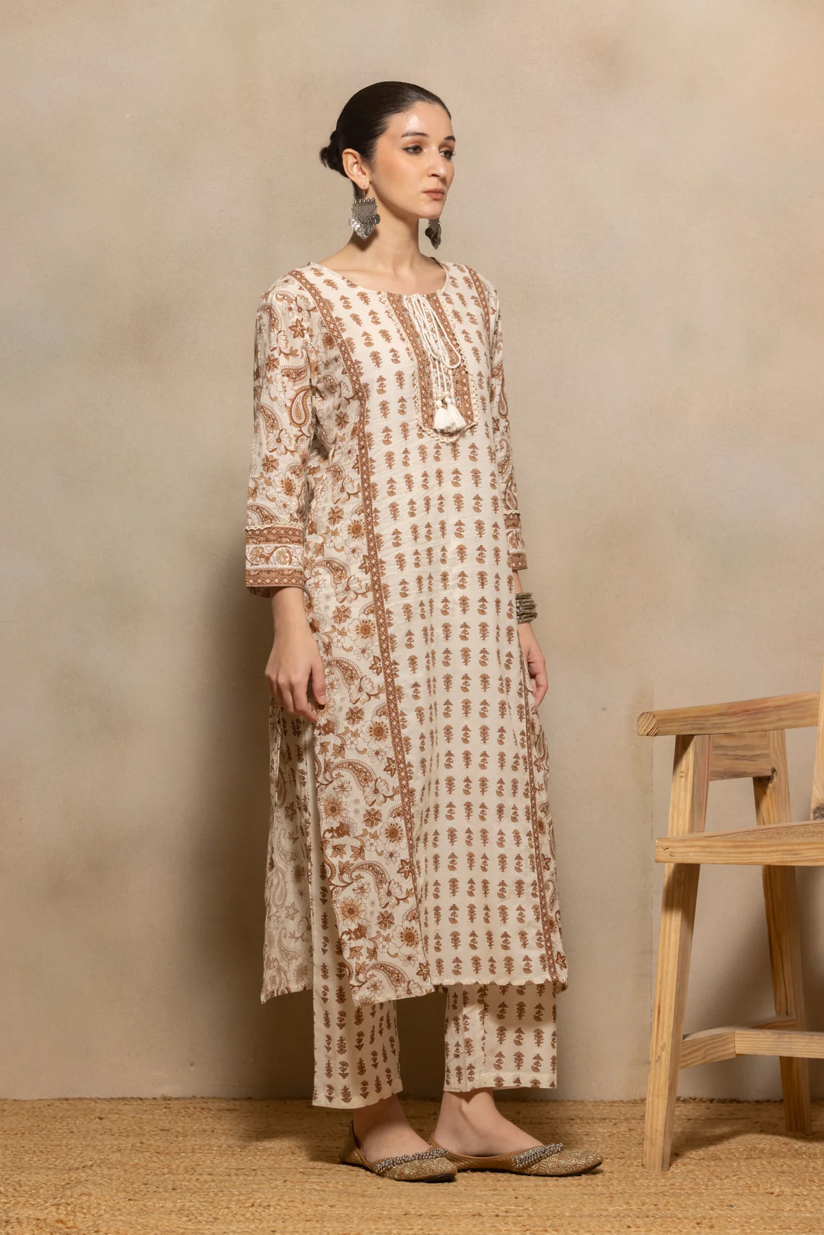 Cream Paisley Printed Kurta 3 Pcs Set - Image 3