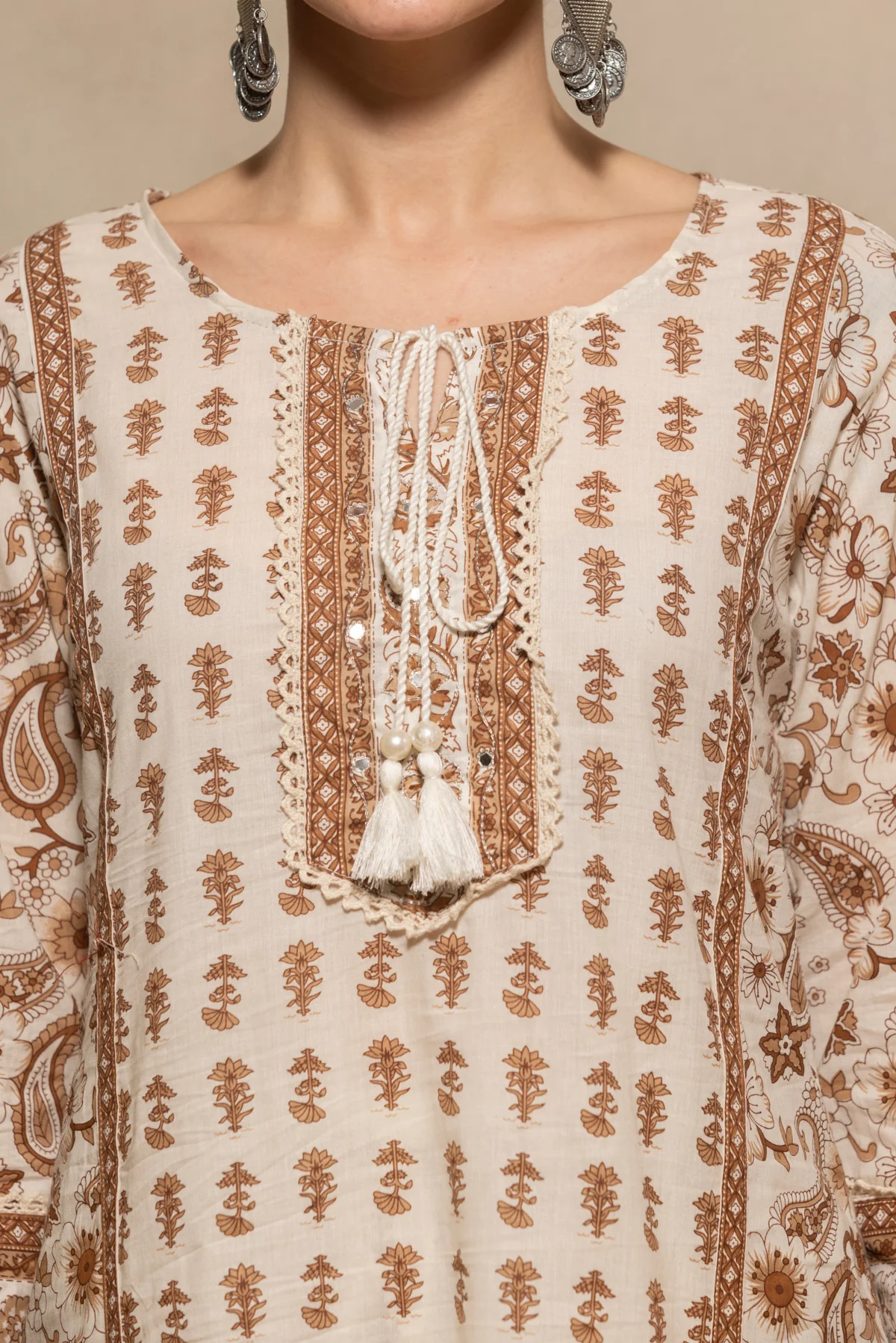 Cream Paisley Printed Kurta 3 Pcs Set - Image 4