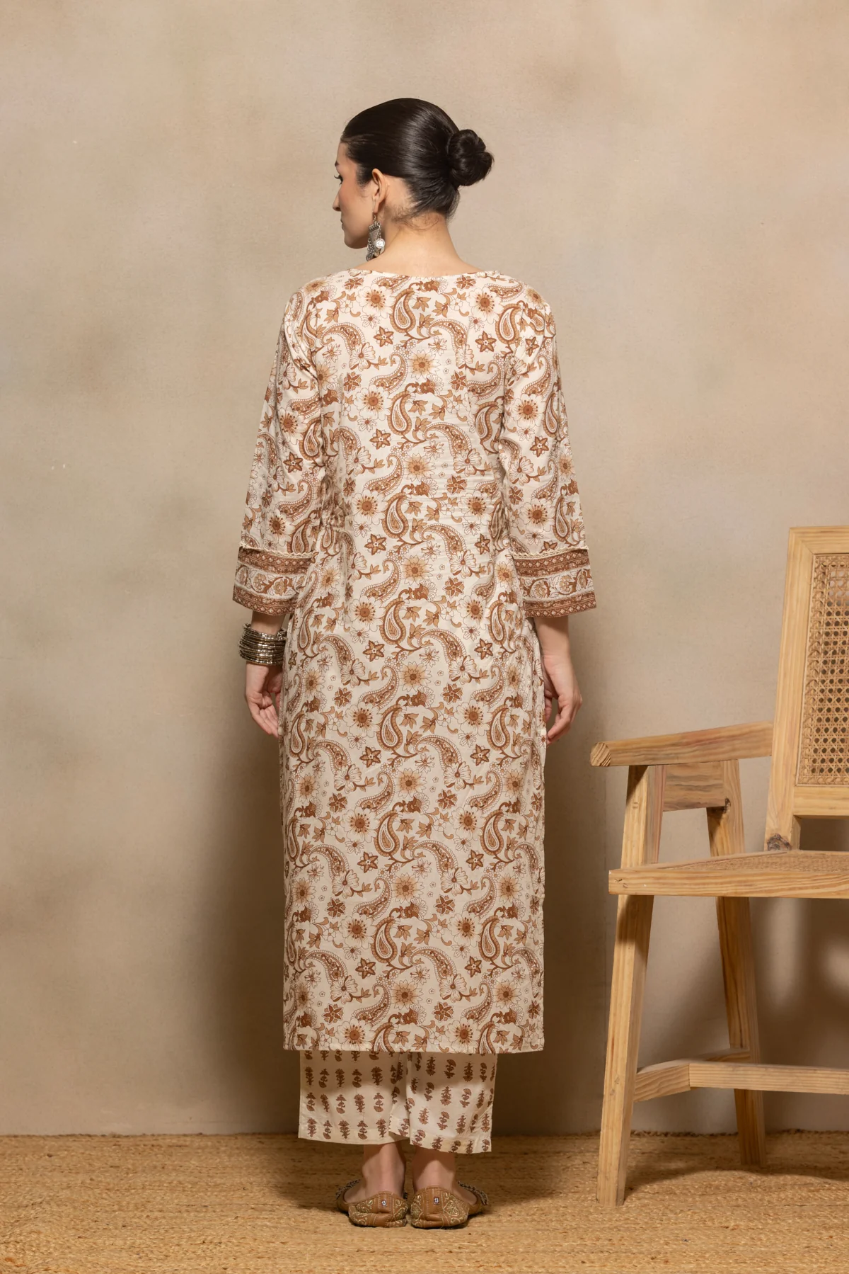 Cream Paisley Printed Kurta 3 Pcs Set - Image 5