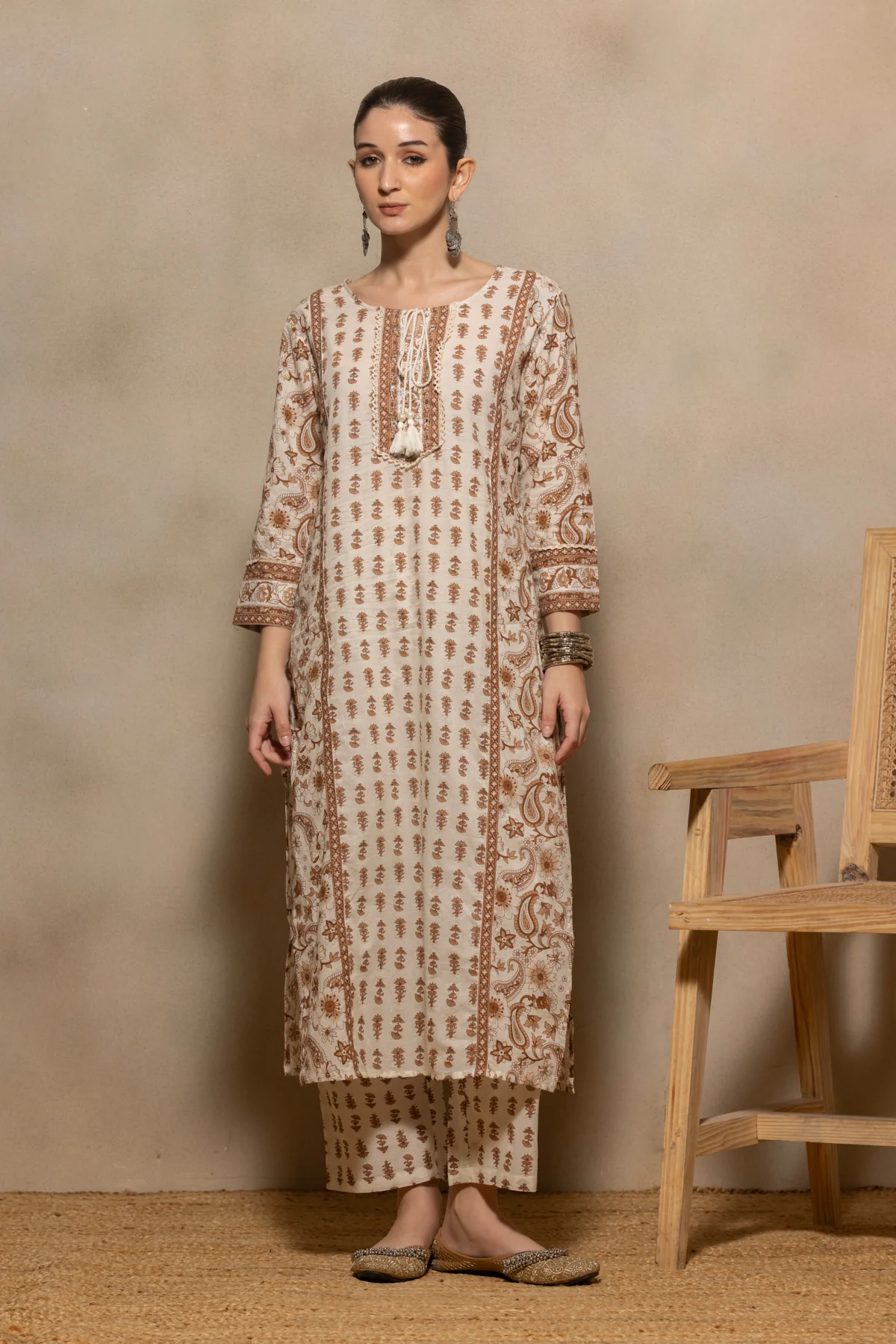 Cream Paisley Printed Kurta 3 Pcs Set - Image 7