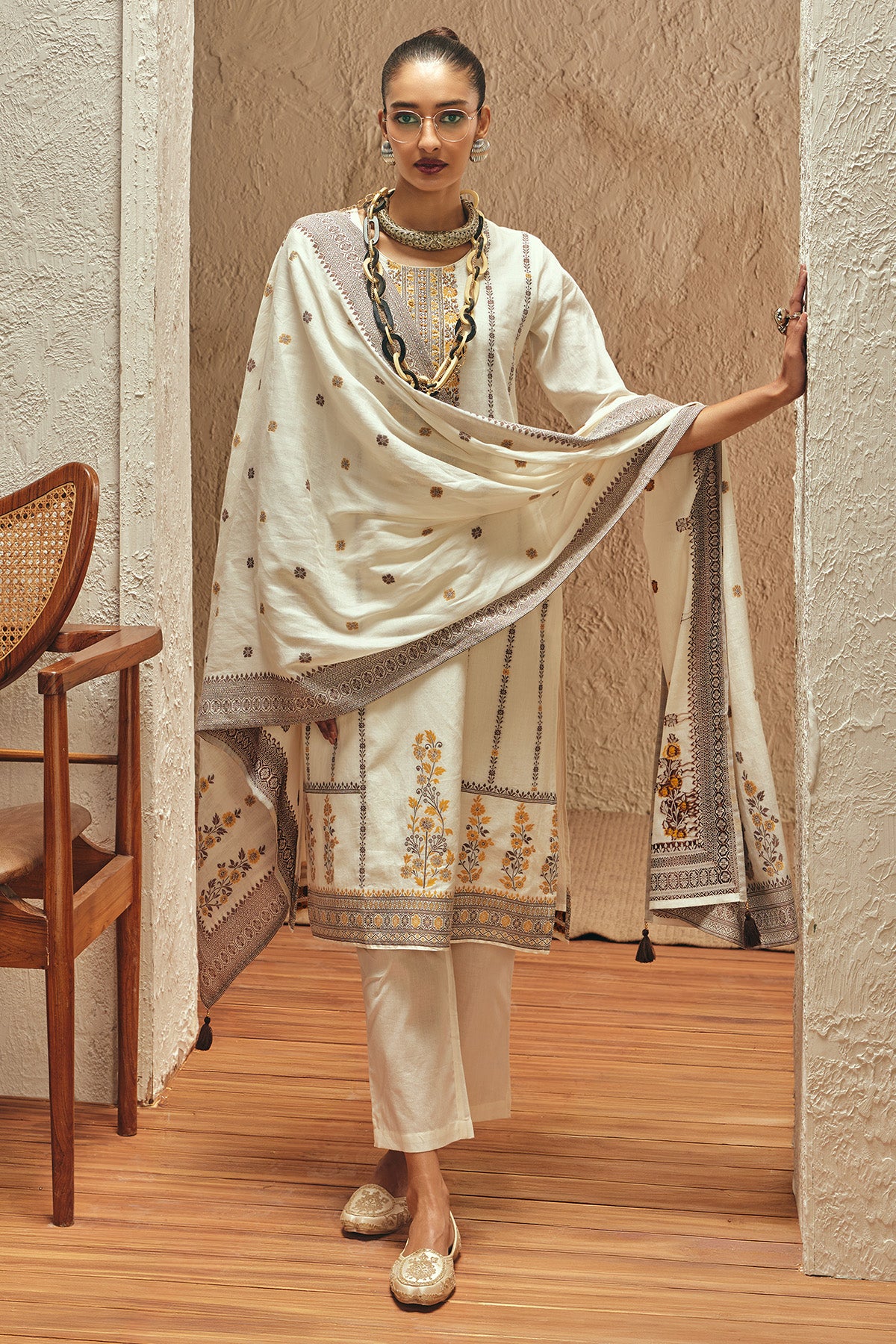 Cream Solid Embellished Kurta 3 Pcs Set - Image 4