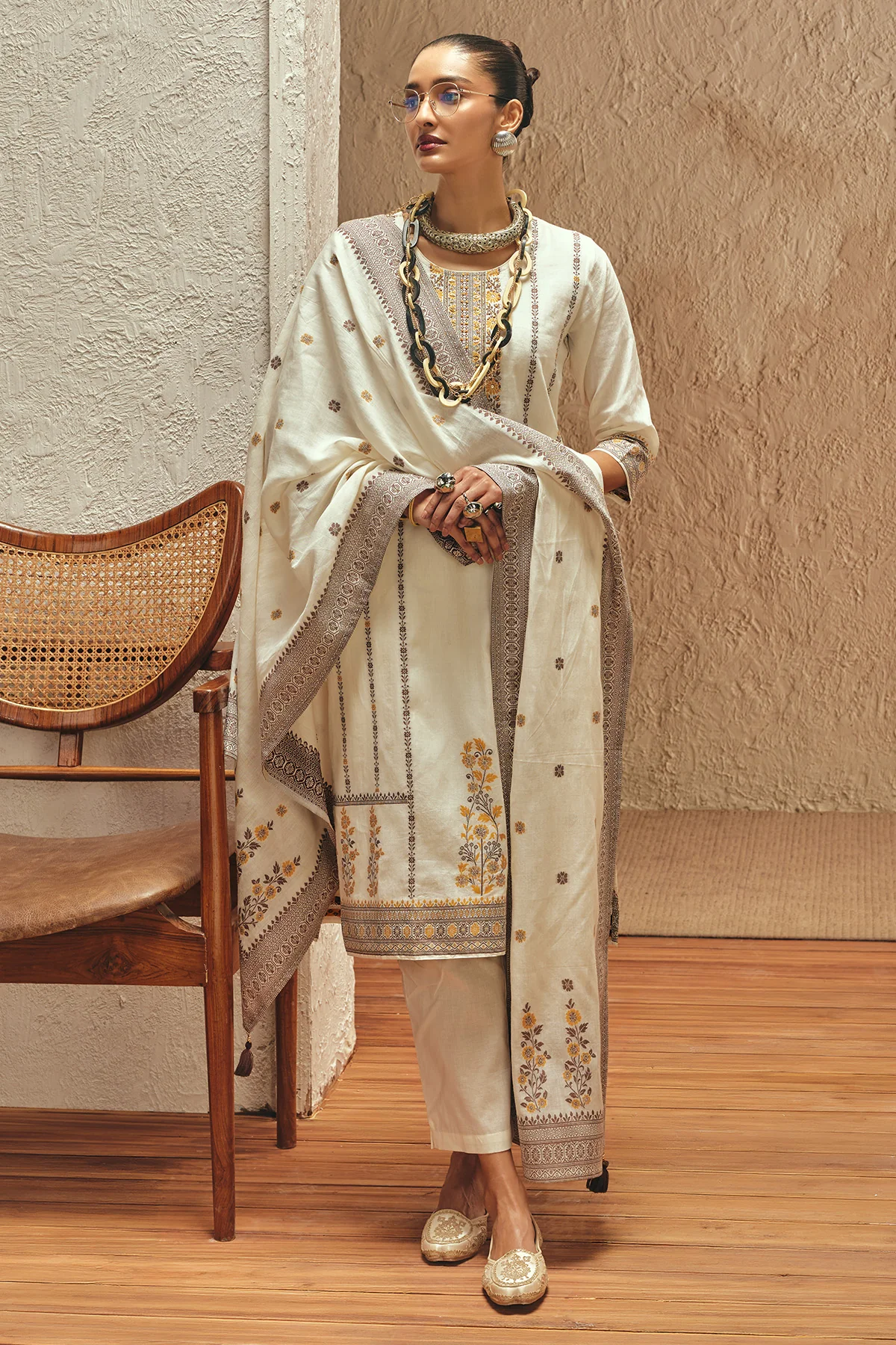 Cream Solid Embellished Kurta 3 Pcs Set - Image 5