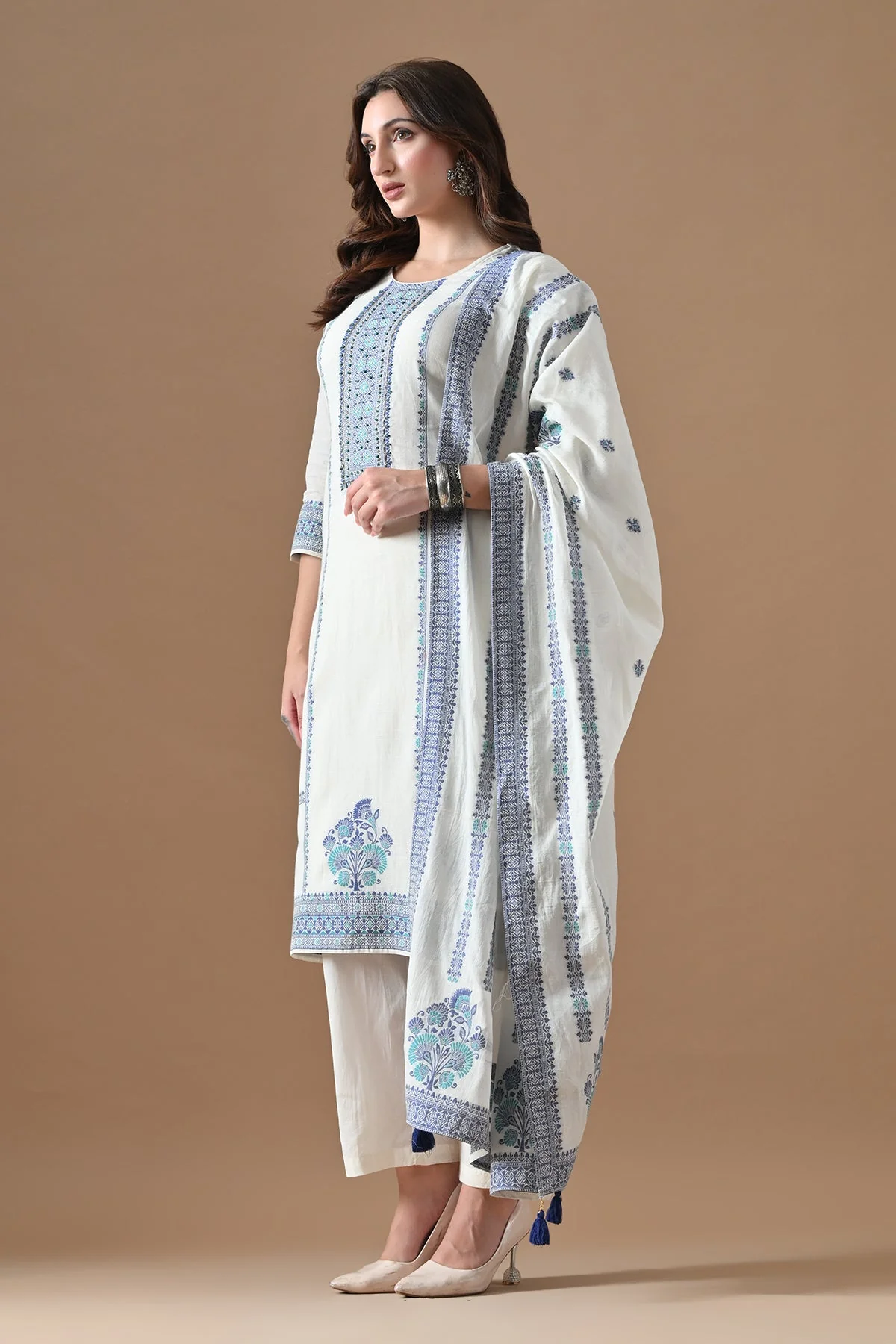 Cream Solid Embellished Kurta 3 Pcs Set - Image 2