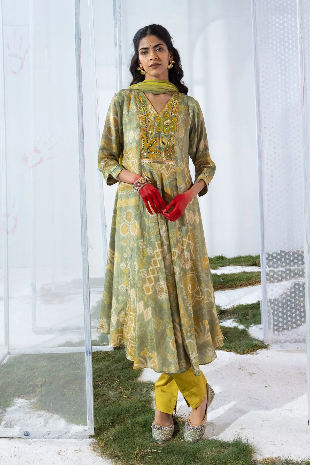 Green Embellished Flared Kurta 3 Pcs Set - Image 2