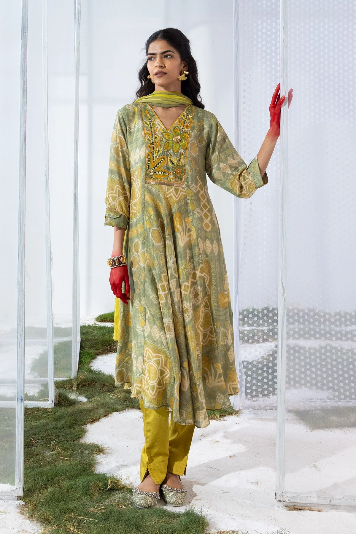 Green Embellished Flared Kurta 3 Pcs Set - Image 3