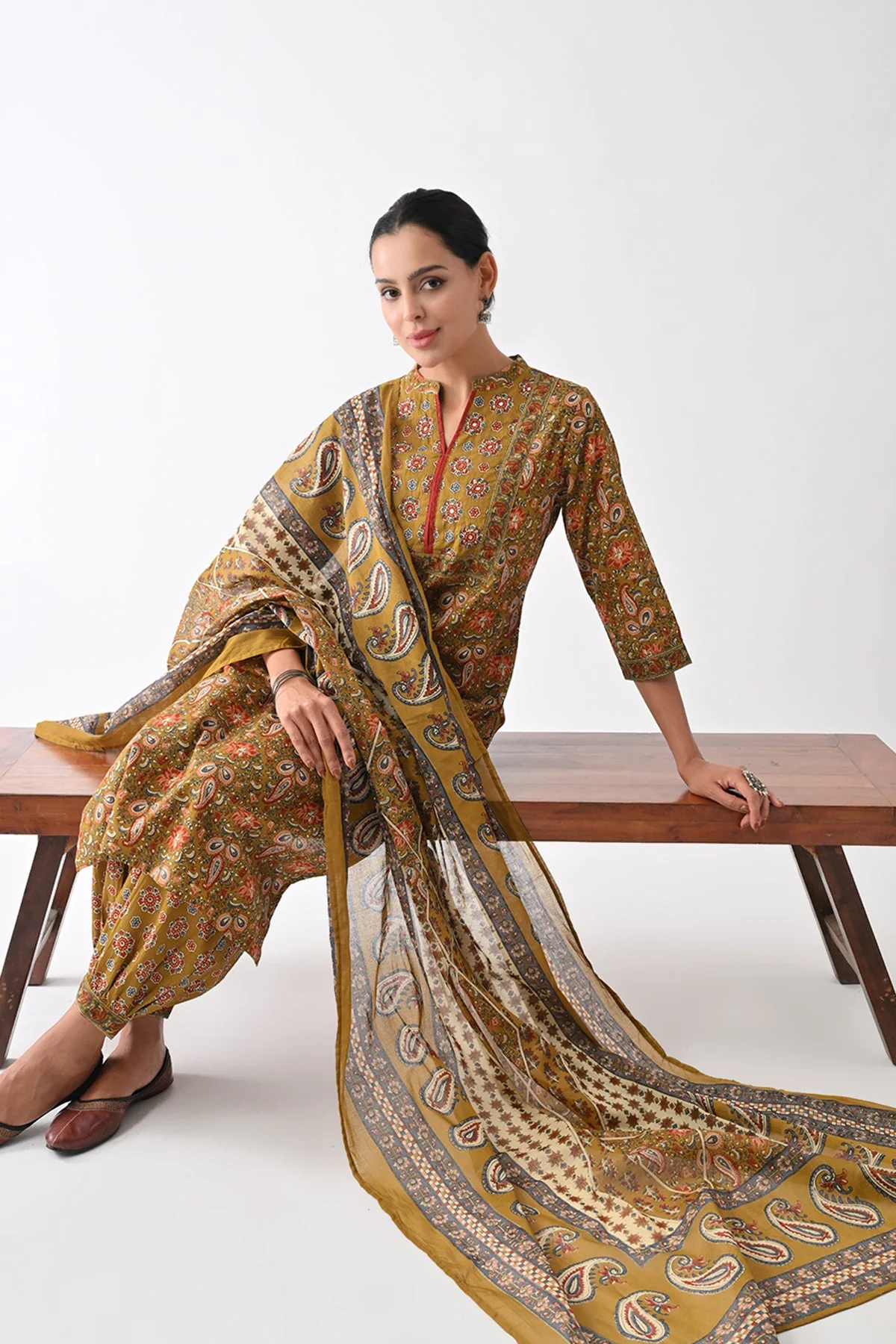 Green Paisley Printed Kurta 3 Pcs Set - Image 2