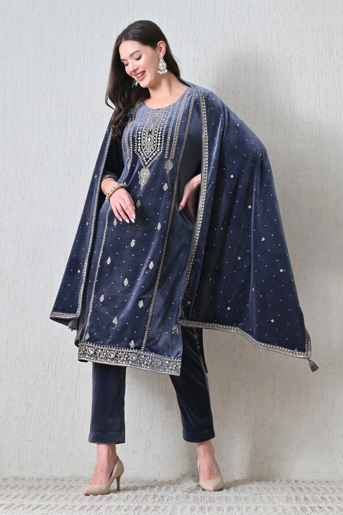 Grey Zari Embroideredred Solid Velvet Kurta 3 Pcs Set - Image 3