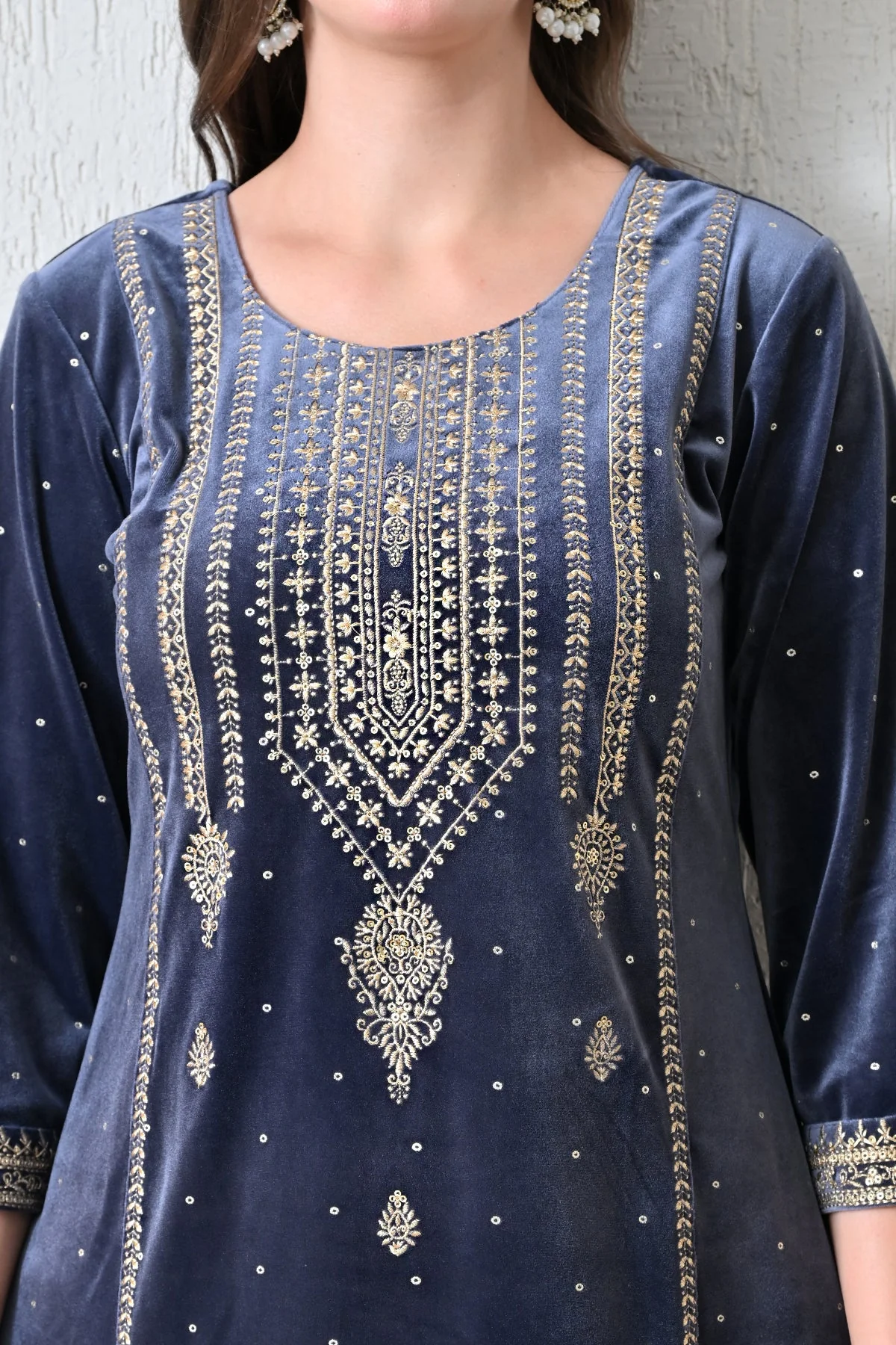 Grey Zari Embroideredred Solid Velvet Kurta 3 Pcs Set - Image 4