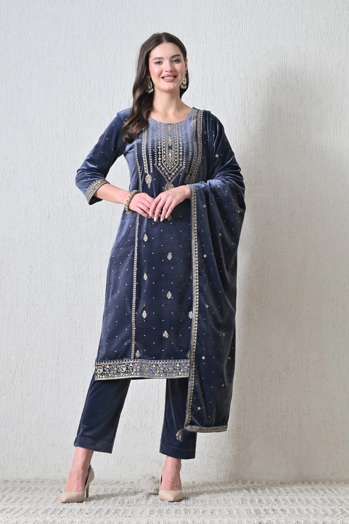 Grey Zari Embroideredred Solid Velvet Kurta 3 Pcs Set - Image 5